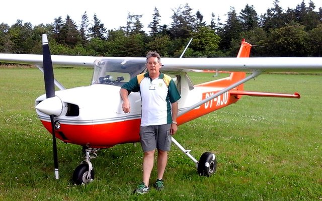 Mauritz du Plessis in Denemarke by die vliegtuig waarmee hy aan die WÃªreld Presisie Vlieg Kampioenskap deelgeneem het. 